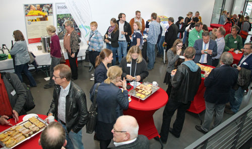 Reger Austausch beim Imbiss. (Foto: OBK)