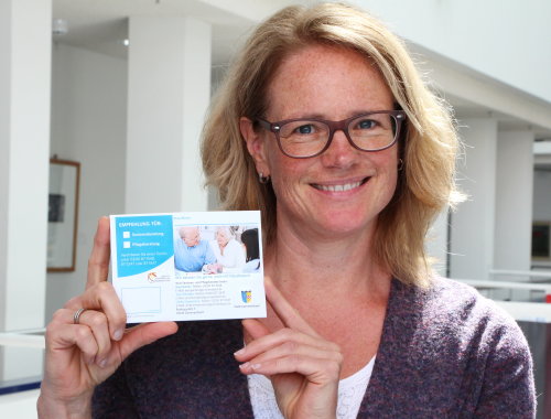 Christine Prinz, Koordinatorin der Senioren- und Pflegeberatung im Oberbergischen Kreis, mit einem "Empfehlungs-Blöckchen" für Hausärzte. (Foto: OBK) Christine Prinz, Koordinatorin der Senioren- und Pflegeberatung im Oberbergischen Kreis, mit einem "Empfehlungs-Blöckchen" für Hausärzte. (Foto: OBK)