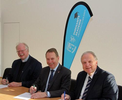 Die Kooperationspartner haben unterzeichnet (v.l.n.r.): Christoph Bersch, Kreisdechant; Landrat Jochen Hagt und Jürgen Knabe, Superintendent des Evangelischen Kirchenkreises an der Agger. (Foto: OBK)    