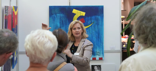 Prof. Dr. Irene Daum führte durch die Ausstellung. (Foto: Dr. B. Wunder)