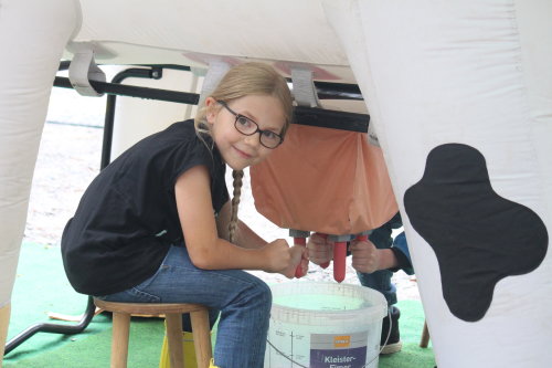 Mia lernte das Melken an einem Kuhmodell. (Foto: OBK)