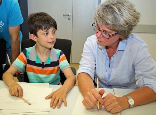 Stefano Sicari, zeigt seiner Schulleiterin Sabine Kremer (GGS Engelskirchen) wie er die Matheaufgaben gelöst hat - auf jedem Fall mit Spaß am Rechnen. (Foto: OBK) Stefano Sicari, zeigt seiner Schulleiterin Sabine Kremer (GGS Engelskirchen) wie er die Matheaufgaben gelöst hat - auf jedem Fall mit Spaß am Rechnen. (Foto: OBK)