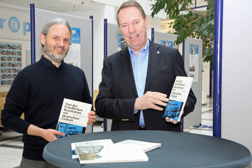 Landrat Jochen Hagt und René Schultens, Leiter des Programmbereichs "Gesellschaft und Politik" der VHS Oberberg werben für die Wanderausstellung.(Foto: OBK) 