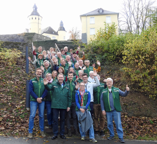 Die Naturparkführenden mit Zweckverbandsvorsteher Jochen Hagt nach der erfolgreichen Schulung auf Schloss Homburg. (Foto: Naturpark Bergisches Land)