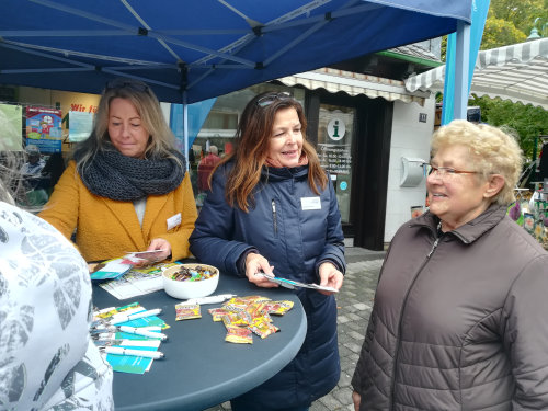 Heike Horn und Carmen Munõz-Berz (Senioren- und Pflegeberaterinnen im Rathaus Waldbröl) und Leni Reichert (ehrenamtliche Helferin der „Aktion Hilfe für alte Menschen“) im Gespräch (v.l.n.r.) (Foto: OBK). Heike Horn und Carmen Munõz-Berz (Senioren- und Pflegeberaterinnen im Rathaus Waldbröl) und Leni Reichert (ehrenamtliche Helferin der „Aktion Hilfe für alte Menschen“) im Gespräch (v.l.n.r.) (Foto: OBK).