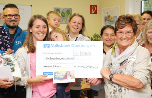 Die Weitblick-Lotsin Christel Schneider (r.) übergab den Spendenscheck an die Kindertagesstätte "Kleine-Freunde" e.V. in Morsbach. (Foto: OBK)