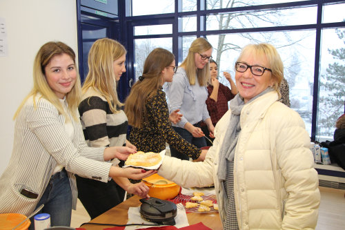 Die Mitarbeiter/innen und Besucher/innen nahmen das kulinarische Angebot gerne an.(Foto: OBK)