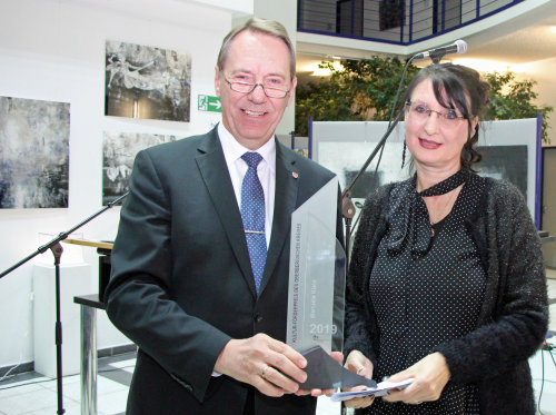 Manuele Klein nimmt die Auszeichnung von Landrat Jochen Hagt entgegen.(Foto: OBK)