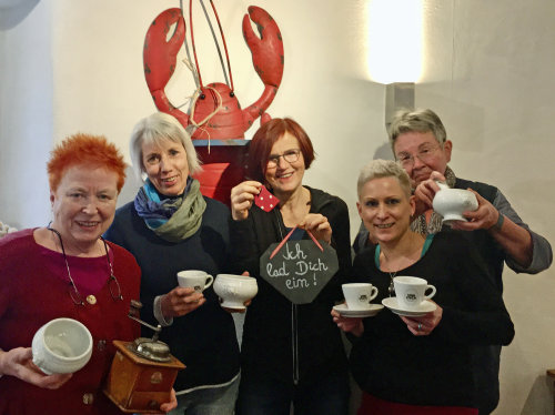 Werben für den "zweiten Kaffee"(v.l.n.r.): Weitblick-Standortlotsin Gitta Quercia-Naumann, Susanne Schreiner, Susanne Voigt, Steffi Jansen (Inhaberin Café Zinnober)und Marion Straub. (Foto: privat) 