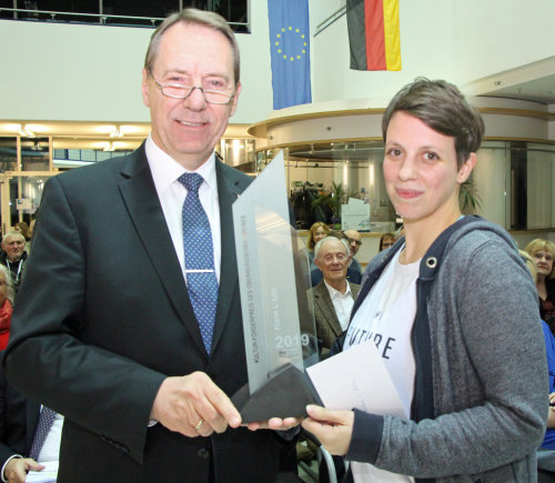 Kiane L'Azin freut sich als Preisträgerin über die Auszeichnung durch Landrat Jochen Hagt. (Foto: OBK)