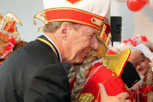 Bützchen für die Ründerother Jungfrau Christine vom Landrat. (Foto: OBK) 