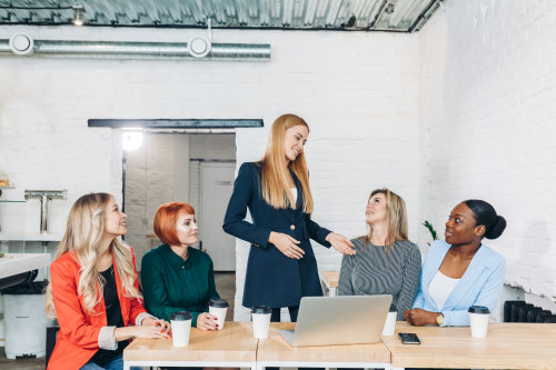 Wir bieten Frauen ein professionelles Bewerbungscoaching (Foto: alfa27 - stock.adobe.com).