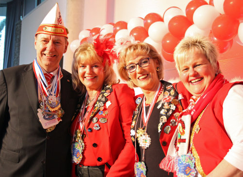 Landrat Jochen Hagt und das Schmölzchen aus Eckenhagen. (Foto: OBK)