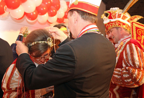 Nach gelungener Gesangseinlage belohnt Landrat Jochen Hagt die Engelskirchener Prinzessin mit dem Karnevalsorden des Oberbergischen Kreises. (Foto: OBK)