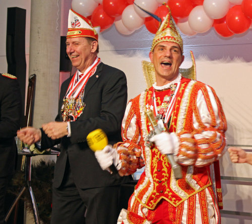 Landrat Jochen Hagt und Karnevalsprinz Wulf I. (Lindlar) rocken die Bühne. (Foto: OBK)