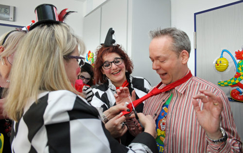 Auch die Krawatte von Kreisdirektor Klaus Grootens fällt den jecken Wievern zum Opfern. (Foto: OBK)