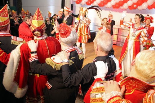 Polonaise der Tollitäten vor, auf und hinter der Bühne. (Foto: OBK)