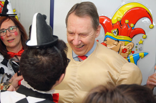 Landrat Jochen Hagt wird ins Muskelkostüm gezwängt. (Foto: OBK)