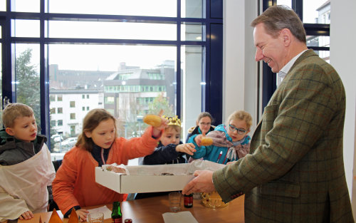 Landrat Jochen Hagt verteilte Donuts und Getränke an die fleißigen Sternsinger. (Foto: OBK) 