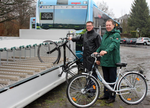 Die Landräte Stephan Santelmann und Jochen Hagt sind vom Angebot der FahrradBusse überzeugt: 16 Fahrräder können auf einem FahrradBus-Anhänger transportiert werden. (Foto: OBK) 