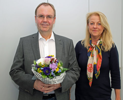 In einer kleinen Feierstunde ehrte Kreisdezernentin Birgit Hähn den Jubilar und dankte ihm für die geleistete Arbeit. (Foto: OBK) 