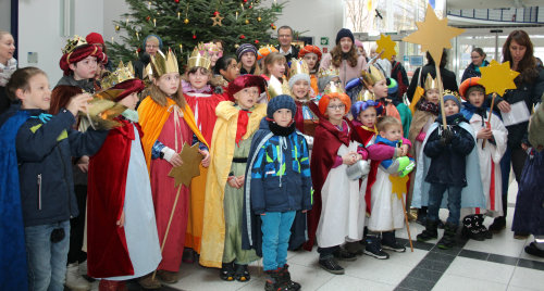 Die zahlreichen Sternsinger bildeten einen sangesfreudigen Chor im Kreishausfoyer. (Foto: OBK)  