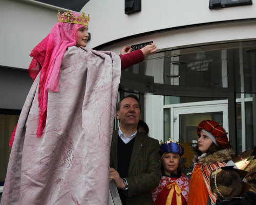 Melina Özel brachte den Segensspruch am Haupteingang des Kreishauses an. (Foto: OBK)