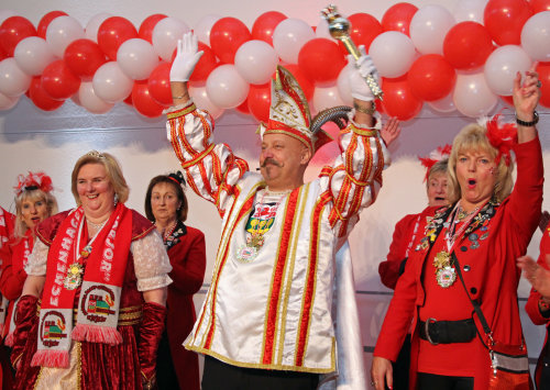 Das Prinzenpaar  der Partygesellschaft Eckenhagen kam mit jeckem Gefolge auf die Bühne. (Foto: OBK)