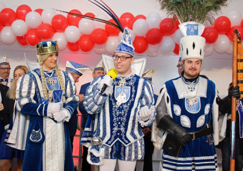 Mit einem Medley an Karnevalslieders präsentierte sich das Bielsteiner Dreigestirn: Prinz Tobi, Bauer Florian und Jungfrau Marius. (Foto: OBK)
