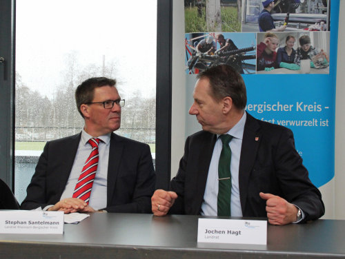 Die Landräte des Rheinisch-Bergischen und Oberbergischen Kreises wollen den Rad- und Wandertourismus in der Region gemeinsam weiter voranbringen. (Foto: OBK) Die Landräte des Rheinisch-Bergischen und Oberbergischen Kreises wollen den Rad- und Wandertourismus in der Region gemeinsam weiter voranbringen. (Foto: OBK)