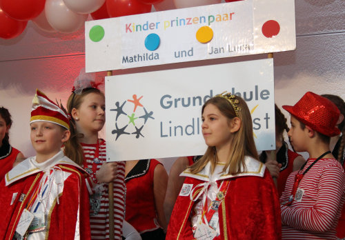 Jecke Abordnung der Gemeinschaftgrundschule Lindlar-Ost: Das Kinderprinzenpaar Mathilda und Jan Lukas. (Foto: OBK)
