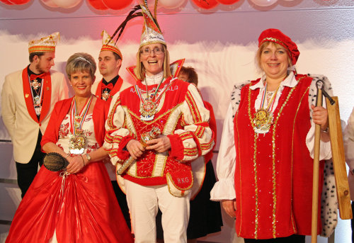 Frauenpower aus Rade: Das Dreigestirn der Großen Radevormwalder Karnevalsgesellschaft "Rot-Weiß" von 1980 mit Prinz Martina, Jungfrau Simone und Bauer Patricia. (Foto: OBK)