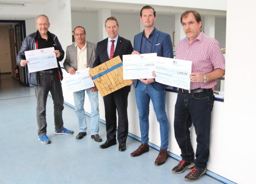 Scheckübergabe nach dem Hallenbodenverkauf: Bernd Vorländer (1. Vorsitzender TV Gelpetal, v.l.), Kay Wegermann ( 1. Vorsitzender TV Strombach), Landrat Jochen Hagt, Christoph Schindler (Geschäftsführer VfL Gummersbach) und Udo Kolpe (Vorsitzender Handballkreis Oberberg). (Foto: OBK) Scheckübergabe nach dem Hallenbodenverkauf: Bernd Vorländer (1. Vorsitzender TV Gelpetal, v.l.), Kay Wegermann ( 1. Vorsitzender TV Strombach), Landrat Jochen Hagt, Christoph Schindler (Geschäftsführer VfL Gummersbach) und Udo Kolpe (Vorsitzender Handballkreis Oberberg). (Foto: OBK)
