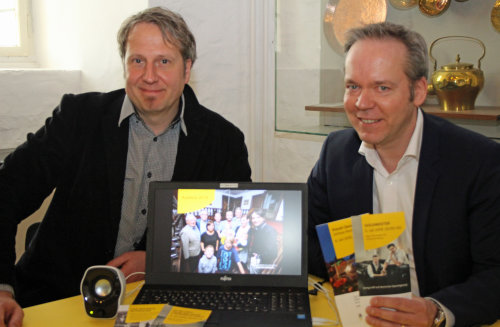 Klaus Grootens und Büroleiter Steffen Müller stellen die Highlights des Jahresprogramms 2019 in der Burgküche von Schloss Homburg vor. (Foto: OBK)