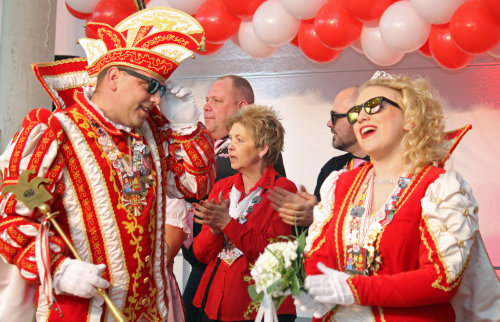 Vater und Tocher stellen ein cooles Prinzenpaar in Waldbröl: "Balkanexpress" Prinz Slobodan I. und Prinzessin Janina I. (Foto: OBK)