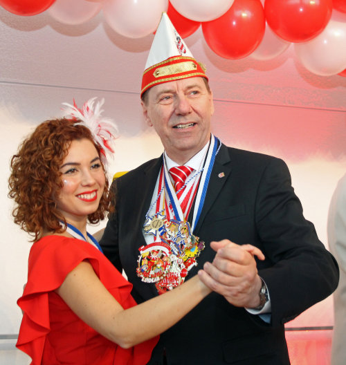 Landrat Jochen Hagt führte mit Sandra Samper (Radio Berg) durch das jecke Programm. (Foto: OBK)