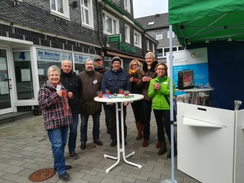 Die Mitglieder von aktiv55plus eröffnen zusammen mit AOK und OBK den Infostand. (Foto: OBK)