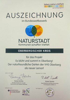 Der Oberbergische Kreis erhält die Auszeichnung für das Projekt eines naturfreundlichen Gartens der VHS Oberberg. (Foto: OBK)