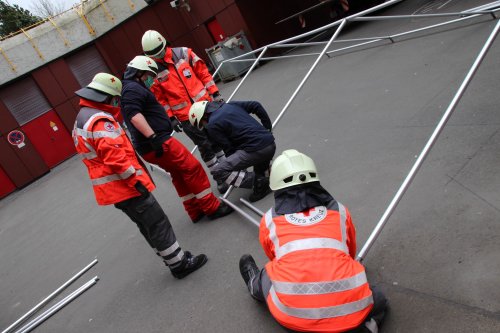 Rund 20 Helfer des DRK bauten Zelte am Gummersbacher Krankenhaus auf. (Foto: OBK)