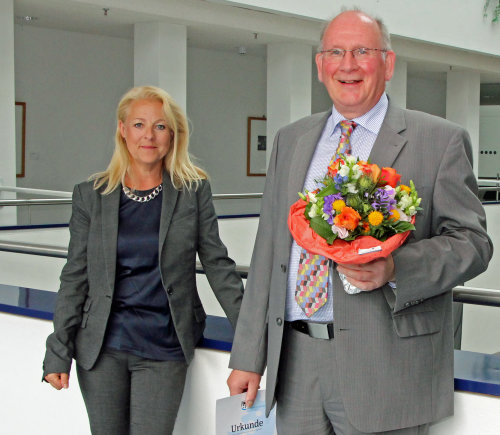 In einer kleinen Feierstunde ehrte Kreisdezernentin Birgit Hähn den Jubilar und dankte ihm für die geleistete Arbeit. (Foto: OBK)