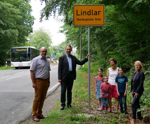 Haben sich dafür eingesetzt, dass schon vor der Einmündung der Straße „Reuschsiefen“ Tempo 50 gilt (v.l.n.r.): Ratsherr Armin Brückmann, Landrat Jochen Hagt, Stefanie Gantenberg und Ordnungsdezernentin Birgit Hähn. (Foto: OBK)