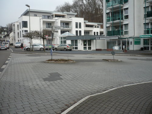 Sanierungsbedürftige Fahrbahnoberfläche im Stadteingang Nord. (Foto: OBK)