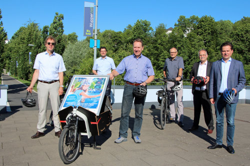 Der Oberbergische Kreis, die Stadt Gummersbach, die Stadt Hückeswagen, die Gemeinde Morsbach, die Stadt Hückeswagen, die Stadt Radevormwald, die Stadt Wipperfürth und die Stadt Wiehl fördern die Kampagne STADTRADELN und fordern zum Mitradeln auf: Landrat Jochen Hagt (M.) und die Bürgermeister (v.l.n.r.) Michael von Rekowski, Stadt Wipperfürth; Jörg Bukowski, Gemeinde Morsbach, Dietmar Persian, Stadt Hückeswagen; Johannes Mans, Stadt Radevormwald und Ulrich Stücker, Stadt Wiehl. (Foto: OBK)