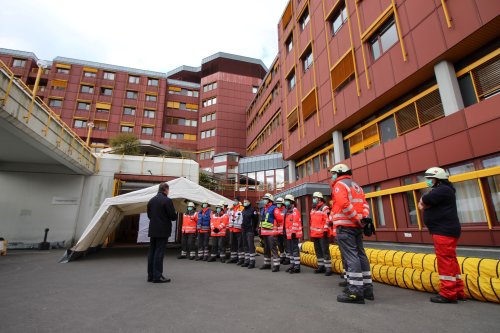 Landrat Jochen Hagt bedankt sich bei den ehrenamtlichen Helferinnen und Helfern. (Foto: OBK)