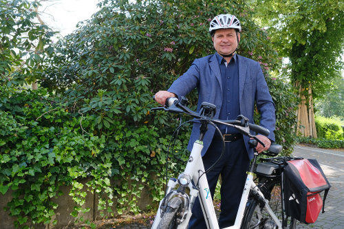 Bürgermeister Ulrich Stücker ist mit dem E-Bike unterwegs. (Foto: Stadt Wiehl)