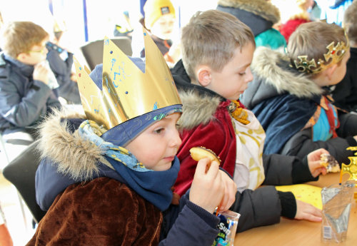 Die "kleinen Könige" ließen sich die Wegzehrung im Kreishaus schmecken.  (Foto: OBK)