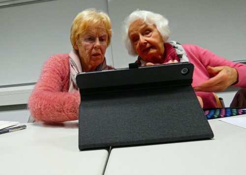 Engagierte Seniorinnen arbeiten gemeinsam am Tablet. (Foto: OBK)