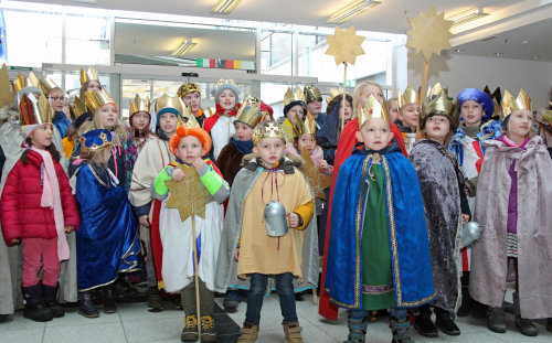 Die große Sternsinger-Gruppe versammelte sich im Foyer des Kreishauses. (Foto: OBK)