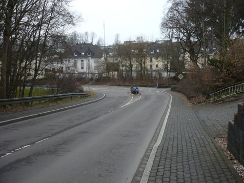 Die schadhafte Fahrbahn der Kreisstraße 48 wird vollflächig erneuert. (Foto: OBK)