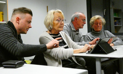Ehrenamtliche führen die Senioren in die digitale Welt der Technik ein. (Foto: OBK)